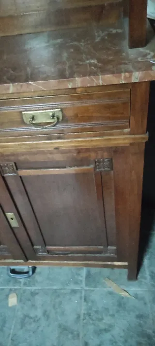 Alacena antigua de madera con puertas de cristal