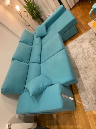 Sofá modular azul con chaiselongue y pufs.Sofacama