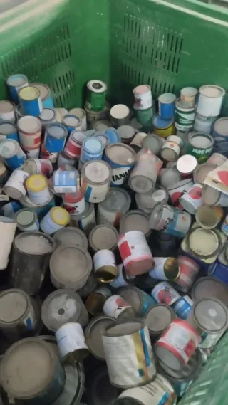 Lotes de latas de pintura vacías