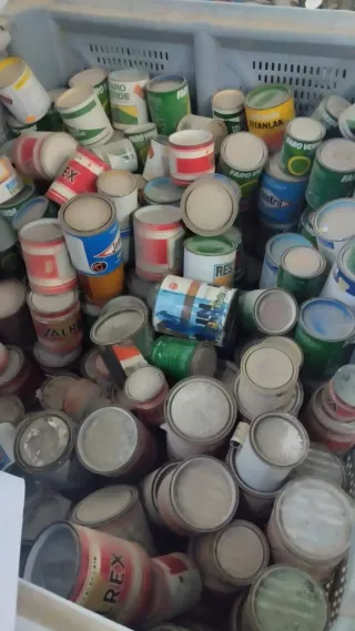 Lotes de latas de pintura vacías