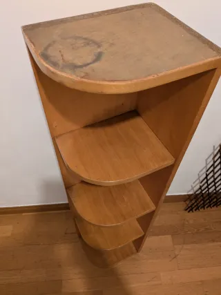 Estantería de esquina de madera