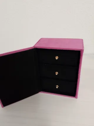 Joyero rosa con detalle dorado