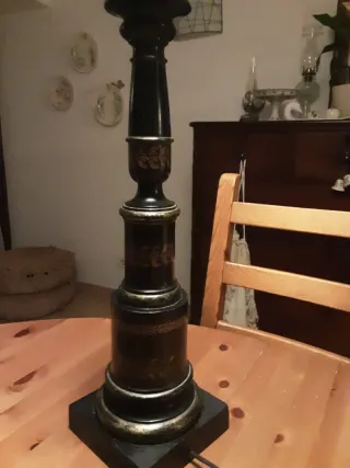 Lampada da terra in legno massiccio nero e dorato