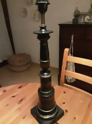 Lampada da terra in legno massiccio nero e dorato