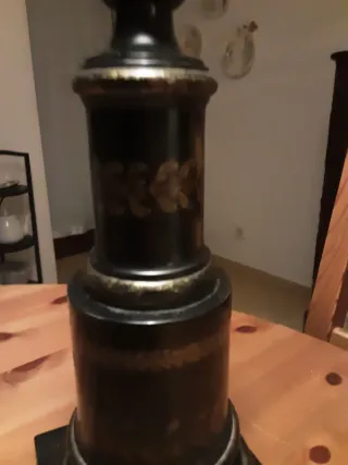 Lampada da terra in legno massiccio nero e dorato