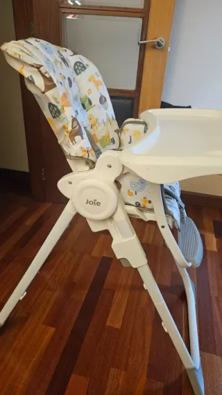 Trona Joie con funda estampada