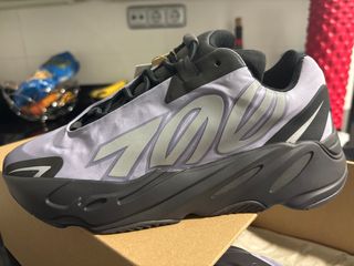 Adidas Yeezy 700 MNVN Gris Púrpura