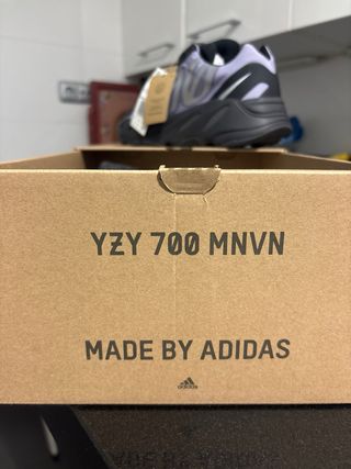 Adidas Yeezy 700 MNVN Gris Púrpura