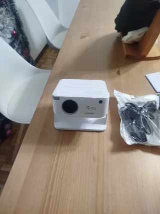 Proyector Portátil Blanco y  gris