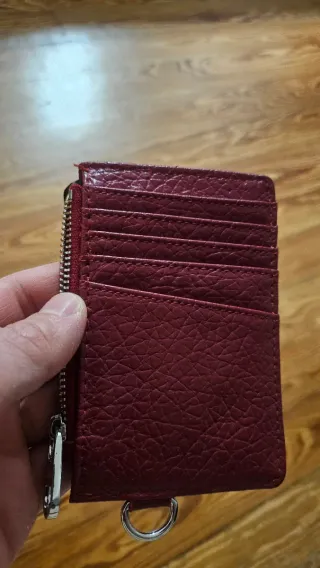 Cartera de cuero color burdeos con cremallera