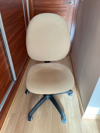 Silla de escritorio beige de tela