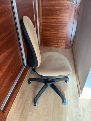 Silla de escritorio beige de tela