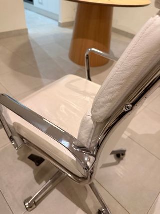 Silla de oficina blanca de piel