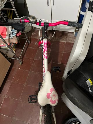 Bicicleta infantil blanca y rosa