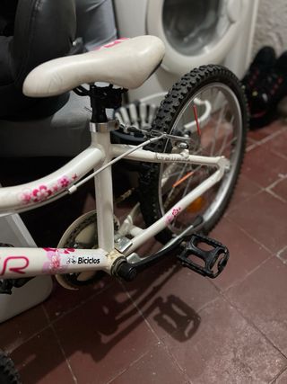 Bicicleta infantil blanca y rosa