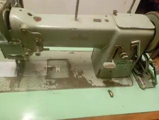 Máquina de coser Adler antigua funcionando