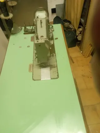 Máquina de coser Adler antigua funcionando