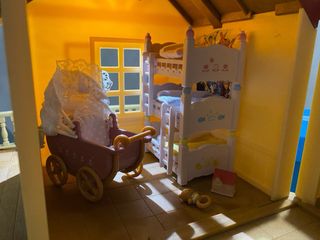 Casa de juguete con luces, coche y accesorios