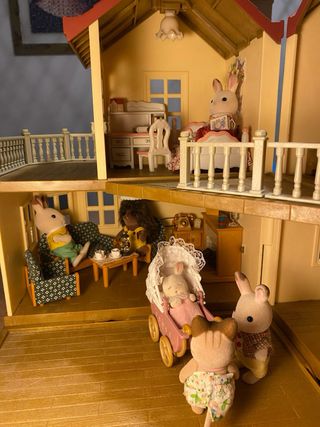 Casa de juguete con luces, coche y accesorios