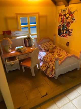 Casa de juguete con luces, coche y accesorios