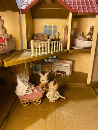 Casa de juguete con luces, coche y accesorios