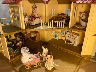 Casa de juguete con luces, coche y accesorios