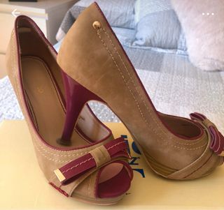 Zapatos de tacón beige y morado