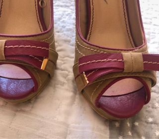 Zapatos de tacón beige y morado