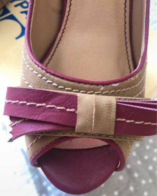 Zapatos de tacón beige y morado
