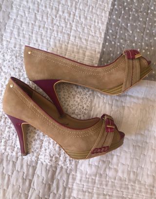 Zapatos de tacón beige y morado