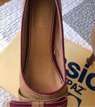 Zapatos de tacón beige y morado