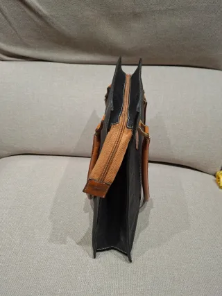 Bolso negro de hombro con asas marrones