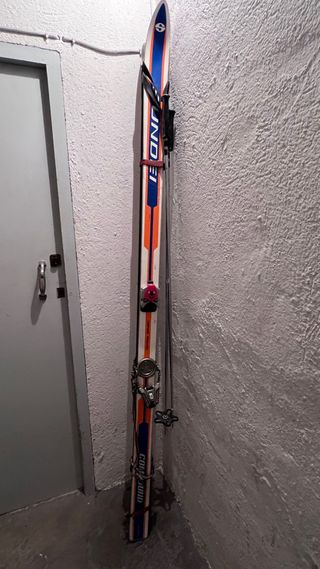 Esquís antiguos años 70 con botas