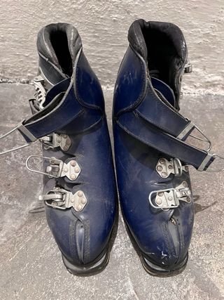 Esquís antiguos años 70 con botas