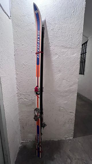 Esquís antiguos años 70 con botas