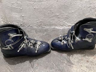 Esquís antiguos años 70 con botas