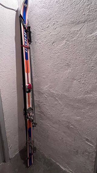 Esquís antiguos años 70 con botas