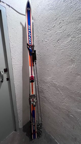 Esquís antiguos años 70 con botas