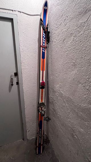 Esquís antiguos años 70 con botas
