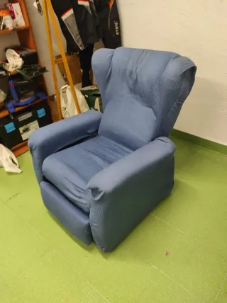 Sillón reclinable azul de tela