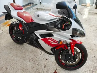 Yamaha YZF R1 - Moto Deportiva