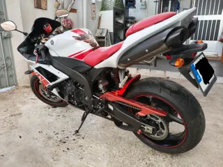 Yamaha YZF R1 - Moto Deportiva
