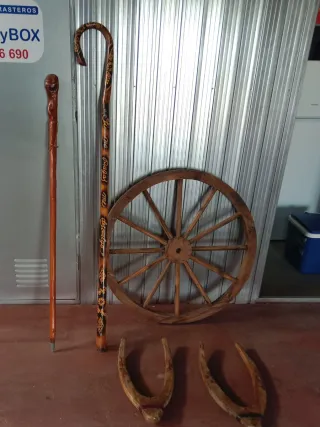 Objetos antiguos de madera decorativos