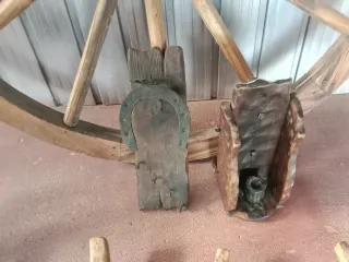 Objetos antiguos de madera decorativos