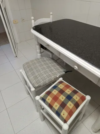 Mesa cocina,2 Sillas y 2 banquetas