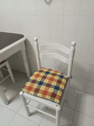 Mesa cocina,2 Sillas y 2 banquetas