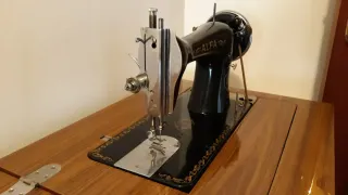 Máquina de coser Alfa con mueble