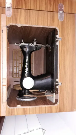Máquina de coser Alfa con mueble