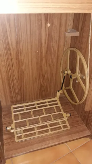 Máquina de coser Alfa con mueble
