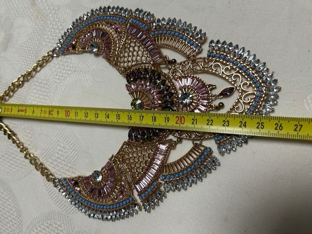 Collar llamativo con piedras